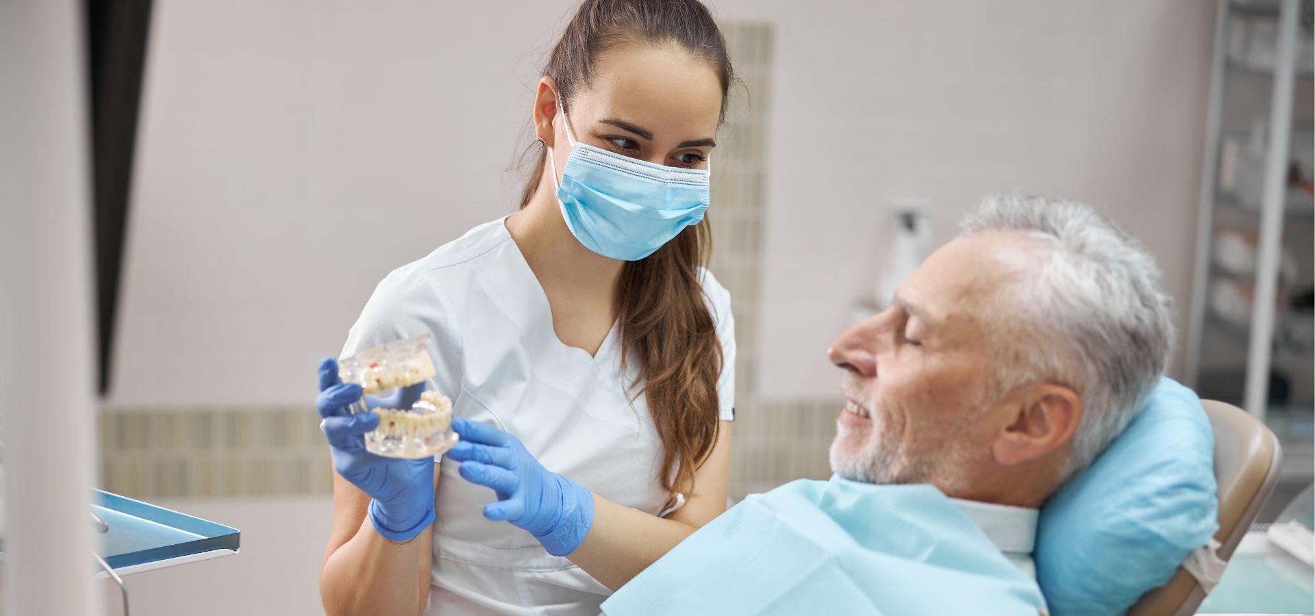 Implantes Dentales vs. Prótesis: ¿Cuál es la Mejor Opción?
